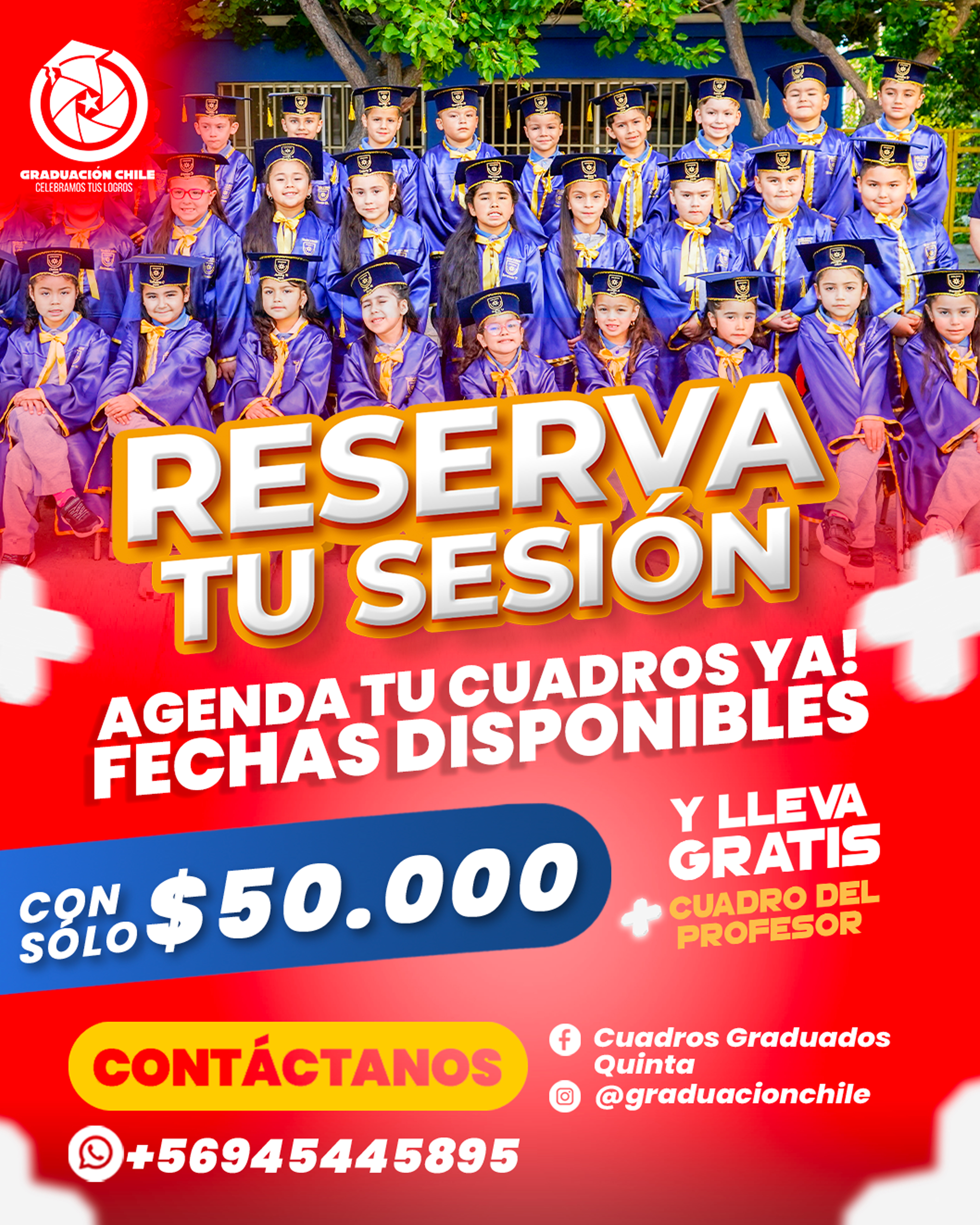 Estudiantes con toga celebrando su graduación